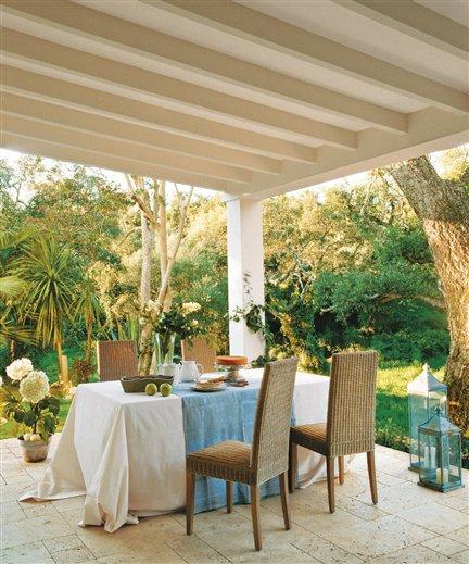 Fundida con el jardín / Fused with the garden Fundida con el jardín / Fused with the garden