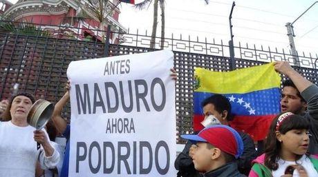 Cacerolazo frente a sede diplomática de Venezuela en Perú/Cortesía Twitter