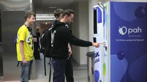 Una vending que en vez de dar latas, las recolecta can machine
