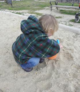 COMO HACER UNA CAPA SUPERCENCILLA PARA BEBES, TAMAÑO 1 AÑO, CON PATRONES. COMO HACER UNA CAPA SUPERCENCILLA PARA BEBES, TAMAÑO 1 AÑO, CON PATRONES.