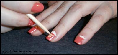 Nail Art: Diseño de uñas coral romántico con flor