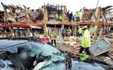 Buscan sobrevivientes de la explosión en Texas 20130419114339-destrozos-bomberos-buscan-e.jpg