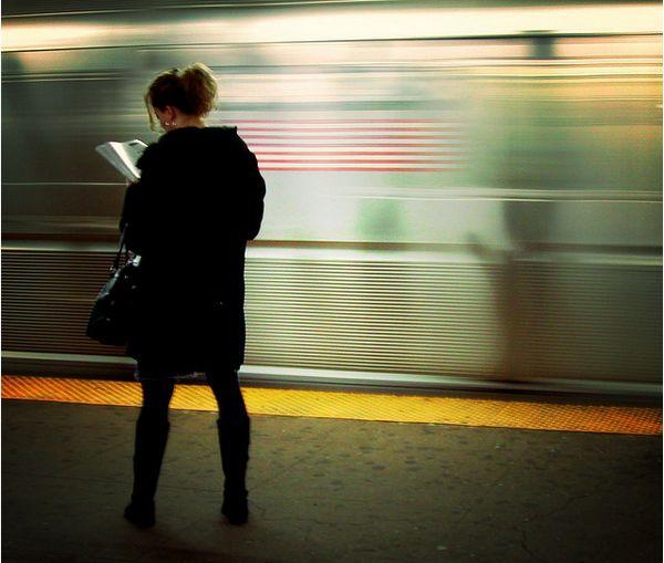 Top 10 de la semana: tus amigos de las redes sociales y mensajes secretos en Facebook reading-subway