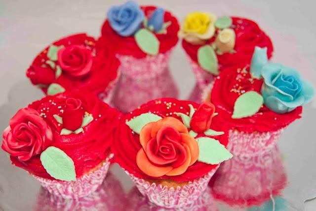 CUPCAKES DE VAINILLA RELLENOS DE CHOCOLATE CON CREMA DE FRAMBUESAS DECORADOS CON ROSAS