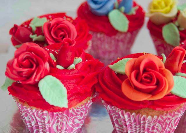 CUPCAKES DE VAINILLA RELLENOS DE CHOCOLATE CON CREMA DE FRAMBUESAS DECORADOS CON ROSAS