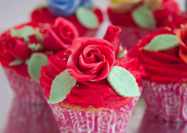 CUPCAKES DE VAINILLA RELLENOS DE CHOCOLATE CON CREMA DE FRAMBUESAS DECORADOS CON ROSAS