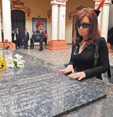 La primer mandataria Argentina rindio tributos al ex presidente recientemente fallecido Hugo chavez
