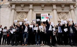 Grillo advierte sobre “el pequeño astuto golpe institucional”.