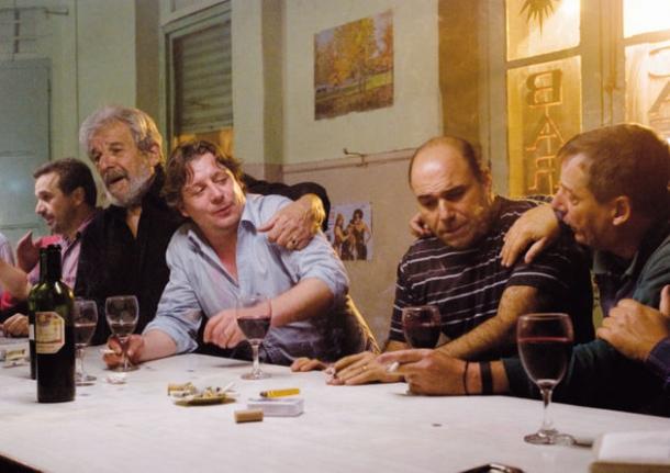 ‘Noche de Vino y Copas’. Mucho vino; poca diversión. 6a6c9b0d5b3bb59f59b3fcf1f1c7ff88_08867_frame_es_004-610xXx840x80