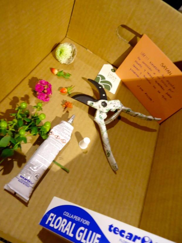 Decorando looks con las flores: workshop The Boj en la boutique Sayan caja flores