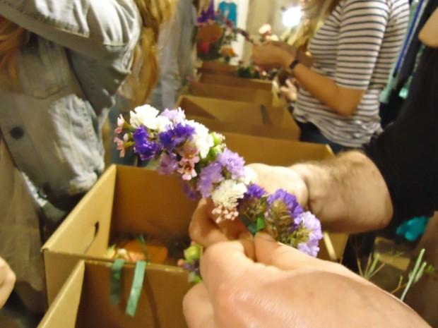 Decorando looks con las flores: workshop The Boj en la boutique Sayan diadema flores