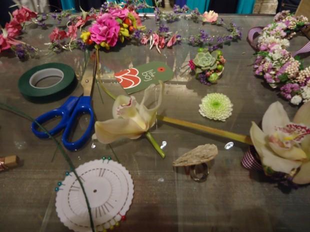Decorando looks con las flores: workshop The Boj en la boutique Sayan taller flores