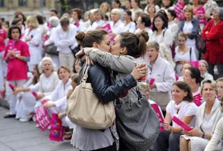 Dos chicas se besan frente a manifestantes contra las bodas gays