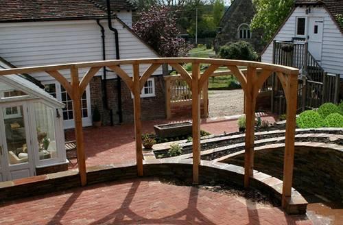 vista-de-la-terraza-desde-arriba vista-de-la-iglesia-a-través-de-los-arcos-de-la-terraza