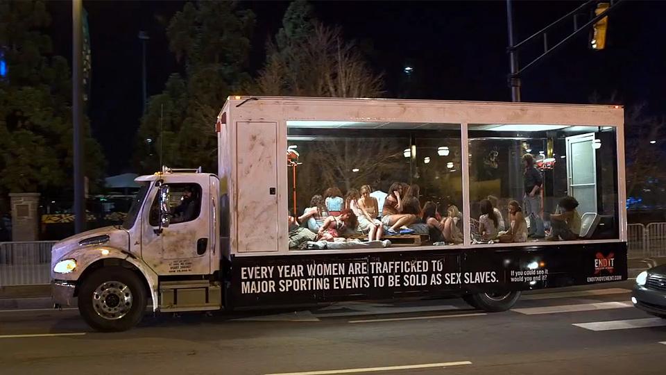 Un camión tansparente que denuncia el tráfico de mujeres slaves.jpg.pagespeed.ce.XYLbD-mpvp