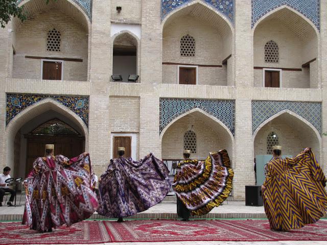Uzbekistán, vestidos con estampados geométricos