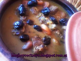 Tajine de carne de ternera, ciruelas pasas y orejones Tajine de carne de ternera, ciruelas pasas y orejones