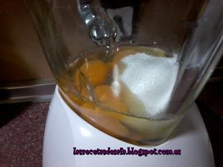 Tarta de nata, rellena de crema de Limón. Tarta de nata, rellena de crema de Limón.