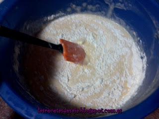 Tarta de nata, rellena de crema de Limón. Tarta de nata, rellena de crema de Limón.
