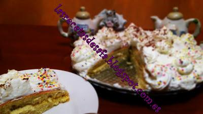 Tarta de nata, rellena de crema de Limón. Tarta de nata, rellena de crema de Limón.