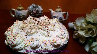 Tarta de nata, rellena de crema de Limón. Tarta de nata, rellena de crema de Limón.