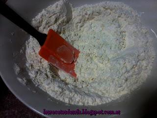 Tarta de nata, rellena de crema de Limón. Tarta de nata, rellena de crema de Limón.