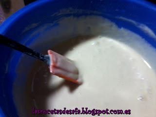 Tarta de nata, rellena de crema de Limón. Tarta de nata, rellena de crema de Limón.