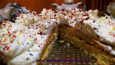 Tarta de nata, rellena de crema de Limón. Tarta de nata, rellena de crema de Limón.