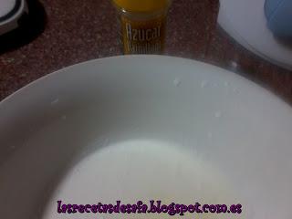 Tarta de nata, rellena de crema de Limón. Tarta de nata, rellena de crema de Limón.