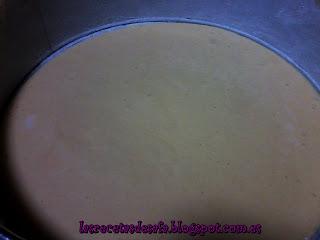 Tarta de nata, rellena de crema de Limón. Tarta de nata, rellena de crema de Limón.