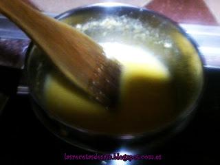 Tarta de nata, rellena de crema de Limón. Tarta de nata, rellena de crema de Limón.