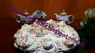 Tarta de nata, rellena de crema de Limón. Tarta de nata, rellena de crema de Limón.