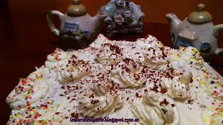 Tarta de nata, rellena de crema de Limón. Tarta de nata, rellena de crema de Limón.