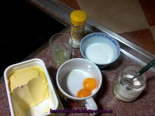 Tarta de nata, rellena de crema de Limón. Tarta de nata, rellena de crema de Limón.