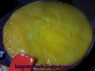 Tarta de nata, rellena de crema de Limón. Tarta de nata, rellena de crema de Limón.