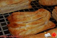 SAN JORGE PARA YELLOW MELOW, LIBRO Y ROSA: MAGDALENAS CON ROSA DE MANZANA Y MILHOJAS CON CREMA DE AVELLANA SAN JORGE PARA YELLOW MELOW, LIBRO Y ROSA: MAGDALENAS CON ROSA DE MANZANA Y MILHOJAS CON CREMA DE AVELLANA