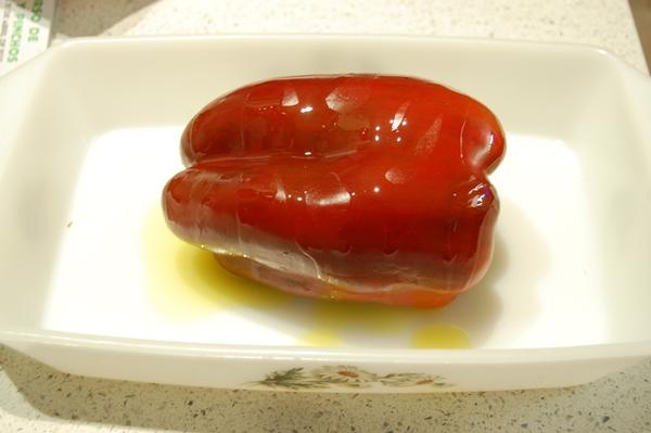 Pincho de cerdo ibérico, queso Camembert y salsa de pimientos rojos. Pincho de cerdo ibérico, queso Camembert y salsa de pimientos rojos.