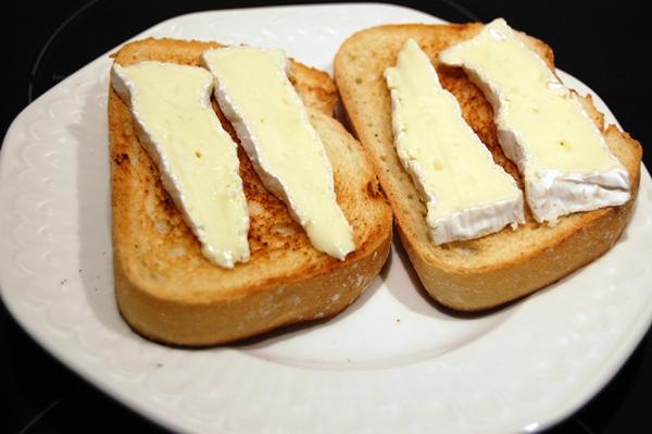 Pincho de cerdo ibérico, queso Camembert y salsa de pimientos rojos. Pincho de cerdo ibérico, queso Camembert y salsa de pimientos rojos.