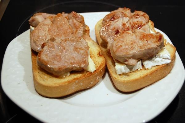 Pincho de cerdo ibérico, queso Camembert y salsa de pimientos rojos. Pincho de cerdo ibérico, queso Camembert y salsa de pimientos rojos.