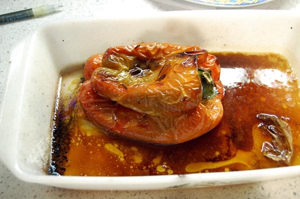 Pincho de cerdo ibérico, queso Camembert y salsa de pimientos rojos. Pincho de cerdo ibérico, queso Camembert y salsa de pimientos rojos.