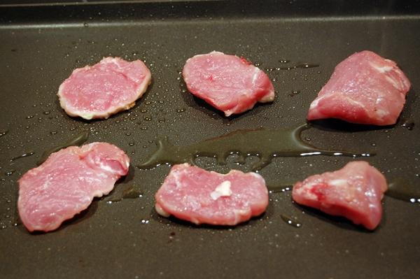 Pincho de cerdo ibérico, queso Camembert y salsa de pimientos rojos. Pincho de cerdo ibérico, queso Camembert y salsa de pimientos rojos.