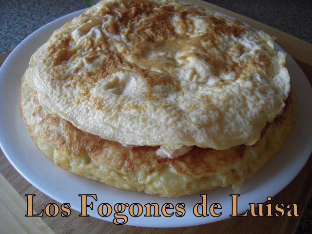 TORTILLA RELLENA CON SALMON, GAMBAS Y PALITOS DE MAR TORTILLA RELLENA CON SALMON, GAMBAS Y PALITOS DE MAR