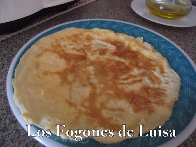 TORTILLA RELLENA CON SALMON, GAMBAS Y PALITOS DE MAR TORTILLA RELLENA CON SALMON, GAMBAS Y PALITOS DE MAR