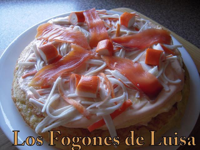 TORTILLA RELLENA CON SALMON, GAMBAS Y PALITOS DE MAR TORTILLA RELLENA CON SALMON, GAMBAS Y PALITOS DE MAR