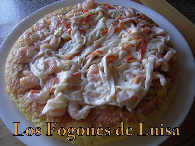 TORTILLA RELLENA CON SALMON, GAMBAS Y PALITOS DE MAR TORTILLA RELLENA CON SALMON, GAMBAS Y PALITOS DE MAR