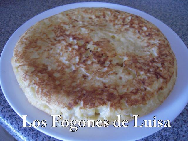 TORTILLA RELLENA CON SALMON, GAMBAS Y PALITOS DE MAR TORTILLA RELLENA CON SALMON, GAMBAS Y PALITOS DE MAR