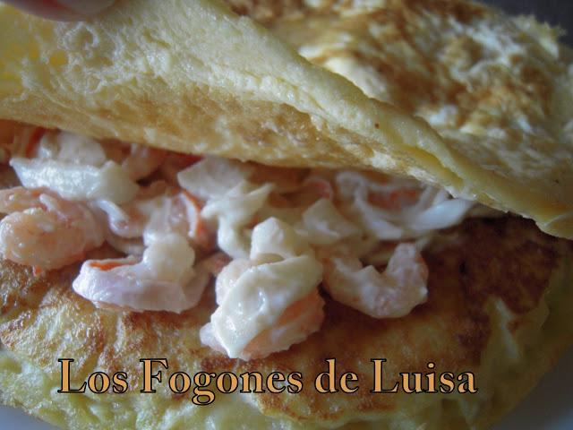 TORTILLA RELLENA CON SALMON, GAMBAS Y PALITOS DE MAR TORTILLA RELLENA CON SALMON, GAMBAS Y PALITOS DE MAR