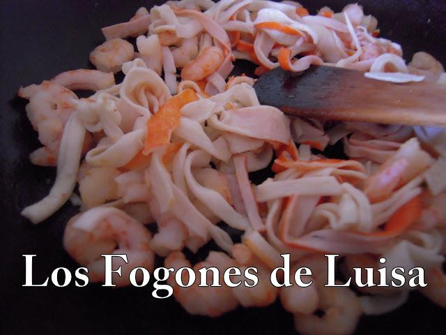 TORTILLA RELLENA CON SALMON, GAMBAS Y PALITOS DE MAR TORTILLA RELLENA CON SALMON, GAMBAS Y PALITOS DE MAR