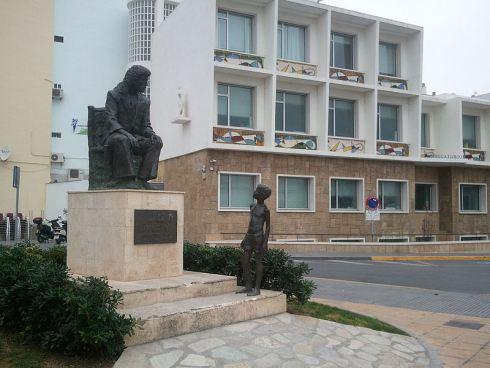 estatua dedicada al cantaor camarón de la isla