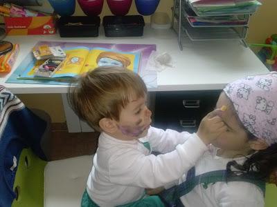 A qué juegan Miss y Mister (IV): Nos maquillamos A qué juegan Miss y Mister (IV): Nos maquillamos